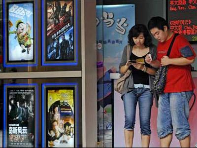 Wah, Kelompok Jomblo di Cina Lakukan Aksi Pisahkan Para Pasangan di Bioskop Saat Valentine!